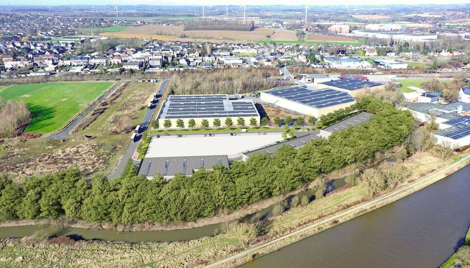 Deze moderne KMO-units, variërend van 130 m² tot 360 m² (samenvoegbaar), maken deel uit van een nieuw bedrijvenpark. Strategisch gelegen ten zuiden van Brussel/Halle en ten noorden van Saintes/Tubize, met uitstekende bereikbaarheid via de E429 en de Ri