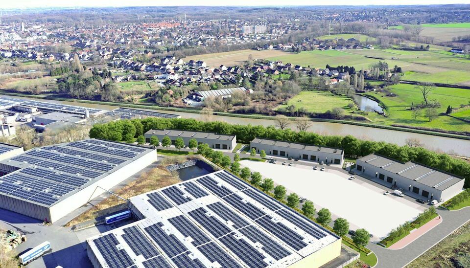 Deze moderne KMO-units, variërend van 130 m² tot 360 m² (samenvoegbaar), maken deel uit van een nieuw bedrijvenpark. Strategisch gelegen ten zuiden van Brussel/Halle en ten noorden van Saintes/Tubize, met uitstekende bereikbaarheid via de E429 en de Ri