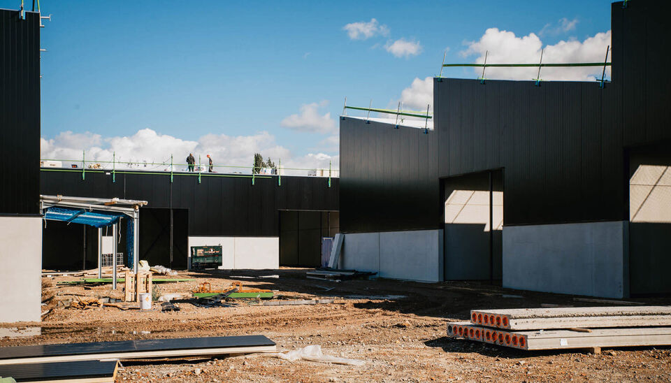 Aan de Gauwelstraat in Zwevegem verrijst binnenkort bedrijvenpark Zeus, een nieuw icoon op de plek van de oude houtzagerij. Met 18 hoogwaardige KMO-units, variërend van 150 Aan de Gauwelstraat in Zwevegem verrijst binnenkort bedrijvenpark Zeus, een nieuw