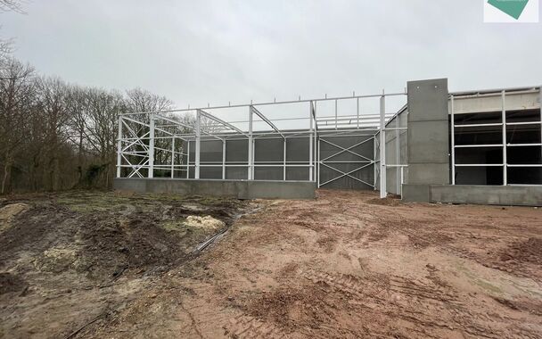 Langs de Pathoekeweg in Brugge verrijst binnenkort het KMO Park PORTIS, dit op de voormalige Philipssite. Met 49 afgewerkte KMO-Units, variërend van 199m² tot 1183m², verdeeld over nieuwbouw en vernieuwbouw bedrijfsgebouwen, biedt Portis een moderne en