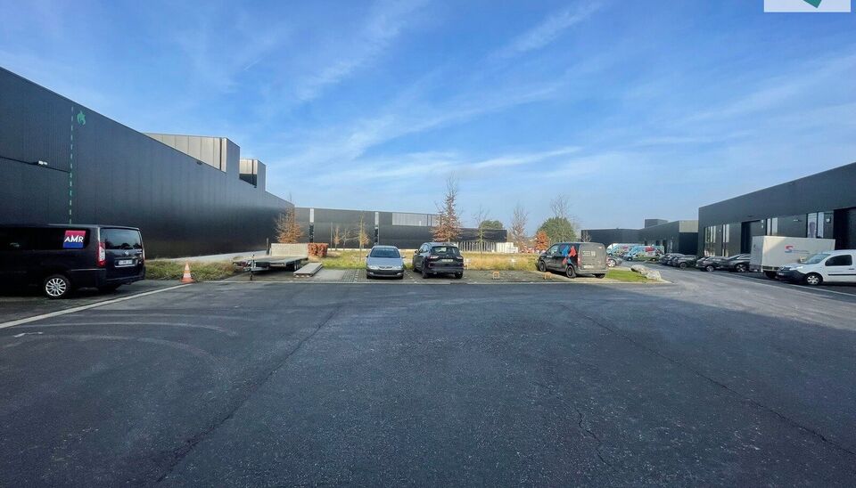 Bent u op zoek naar een strategisch gelegen kantoorruimte in een dynamisch bedrijvenpark? Dit casco nieuwbouwkantoor van 288 m² op niveau +1 in het kopgebouw is de laatste beschikbare unit en biedt een unieke kans om uw bedrijf te vestigen in een bloeien