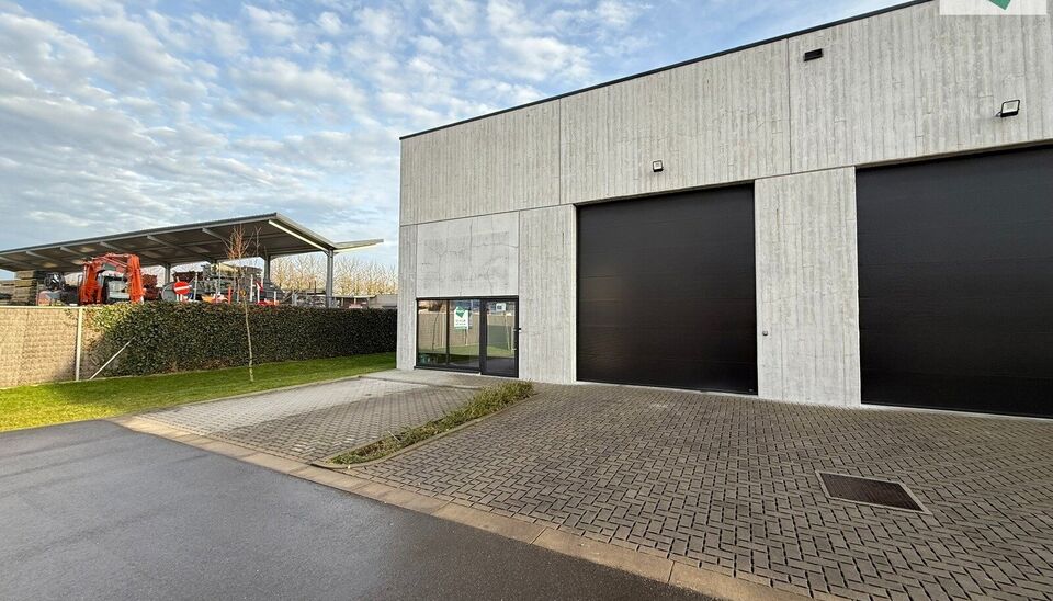 187m² magazijn met 2 staanplaatsen voor het gebouw gelegen in bedrijvencomplex Bilkhage Waregem. 
De loods is nabij de express, N43, R35 en E17. 
Het magazijn kan gebruikt worden als opslagruimte en/of atelierruimte. 
Opgebouwd uit een betonstructuur, be