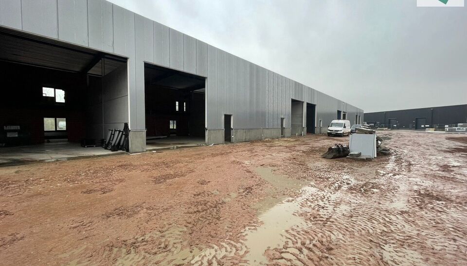 Langs de Pathoekeweg in Brugge verrijst binnenkort het KMO Park PORTIS, dit op de voormalige Philipssite. Met 49 afgewerkte KMO-Units, variërend van 199m² tot 1183m², verdeeld over nieuwbouw en vernieuwbouw bedrijfsgebouwen, biedt Portis een moderne en